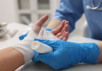 травматолог на дому проводит перевязку руки