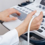 доктор делает узи